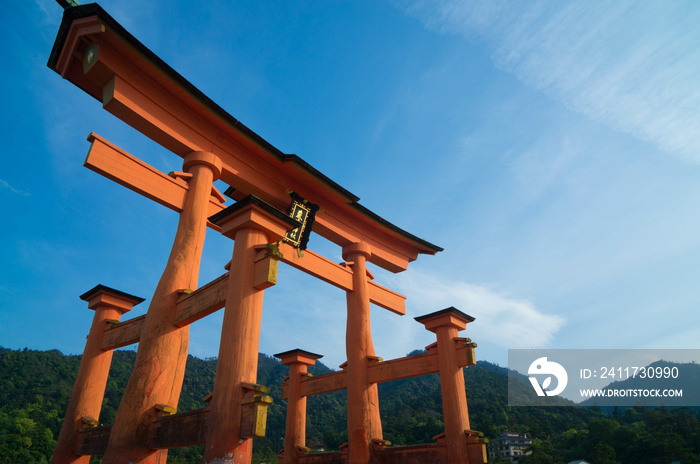 広島 厳島神社の美しい青空と大鳥居