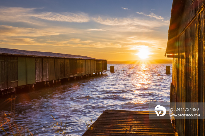 Bootshütten mit Steg zu Sonnenaufgang in Plau am See in Mecklenburg-Vorpommern