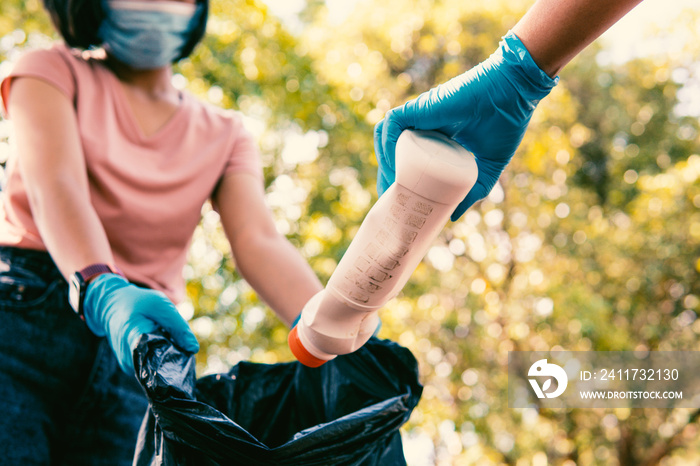 Volunteer holding plastic garbage Clean to dispose of waste properly.