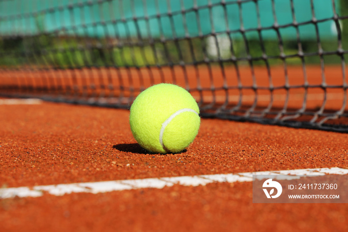 Tennisplatz mit Ball und Netz, Nahaufnahme