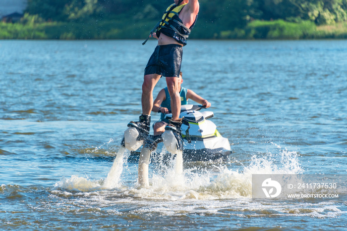 Flyboard na jeziorze w Kielnie