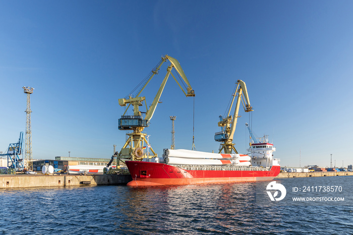 Bau Offshore Windpark - Rotorblätter auf Schiff - Gewinnung von Windenergie  in der Ostsee - Servicehafen Rostock Warnemünde