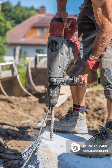 Arbeiter mit Schlagbohrmaschine