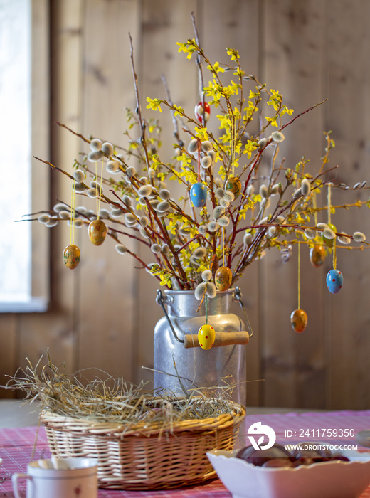 Ostern - Bauernhof - Dekoration - Osterstrauß - Blumen - geschmückt - Tisch - Frühling