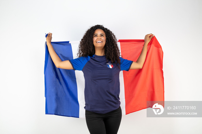 Portrait d’une jeune supportrice de l’équipe de France de football portant un chapeau , des lunettes tricolore et une écharpe de son équipe