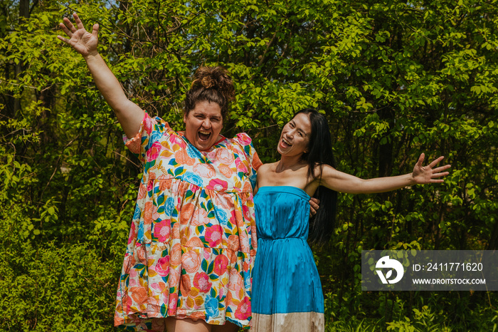 2 friends hanging out in a park joyfully