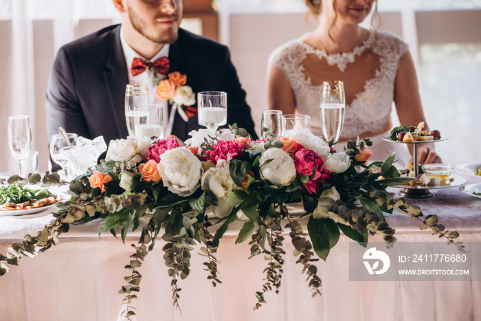 A weding arrangement with beautifoul colorful flowers.