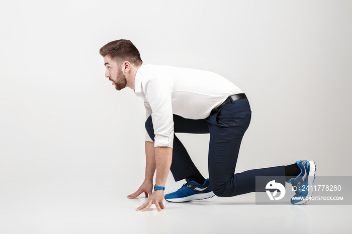 businessman with beard in white shirt on position of start ready