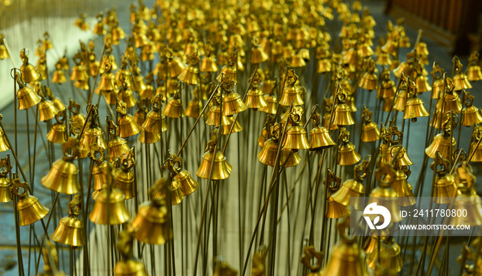 Goldene Metallglocken im Oude Kerk, Amsterdam