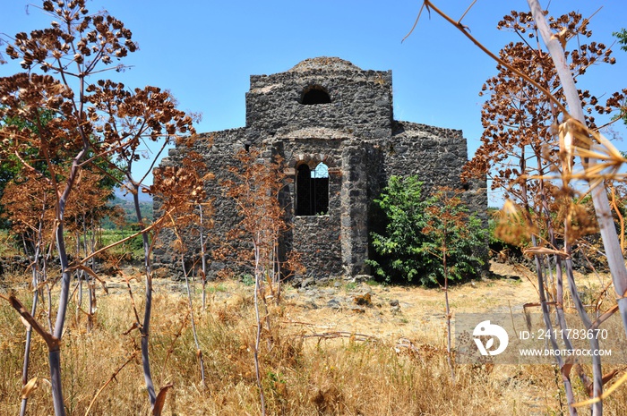 Das historische Kirchenrelikt Cuba di Santa Domenica westlich von Castiglione di Sicilia nahe des Alcantara-Flusses im Sommer, Sizilien, Italien