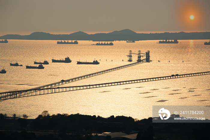 by ship Receive goods for transport to the middle of the sea twilight sun shine