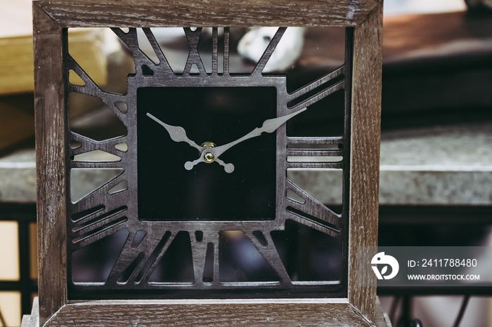 Horloge en métal et bois au style industriel