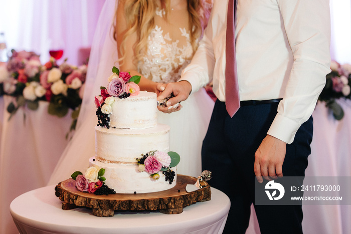 wedding cake at the wedding of the newlyweds