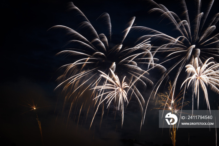 Silvester Feuerwerk und farbige Raketen in der Nacht