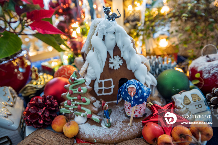 Lebkuchenhaus Hänsel und Gretel mit Weihnachtsdekoration und Bokeh