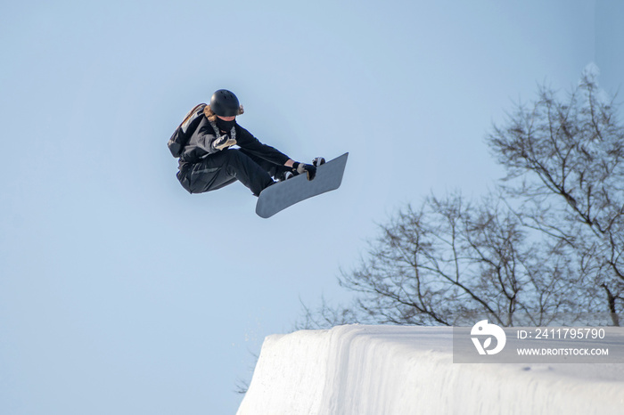 People are enjoying half-pipe skiing / snowboarding