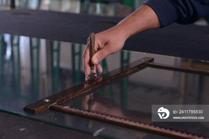 découpe de verre en geste industriel