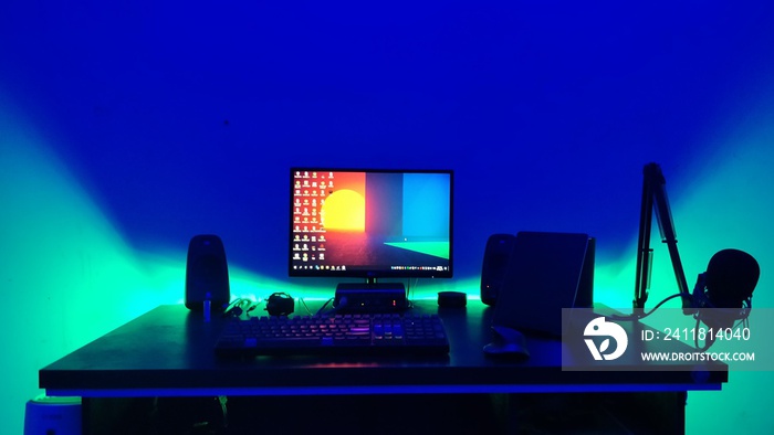 桌后有彩色灯光的台式电脑