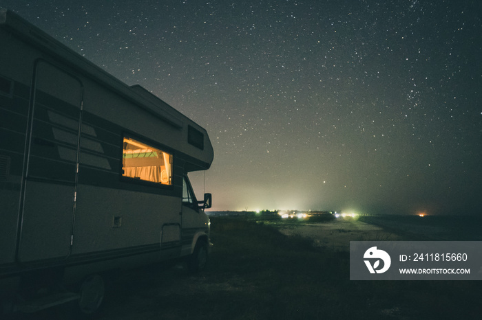 在海边露营，带房车。夜景。