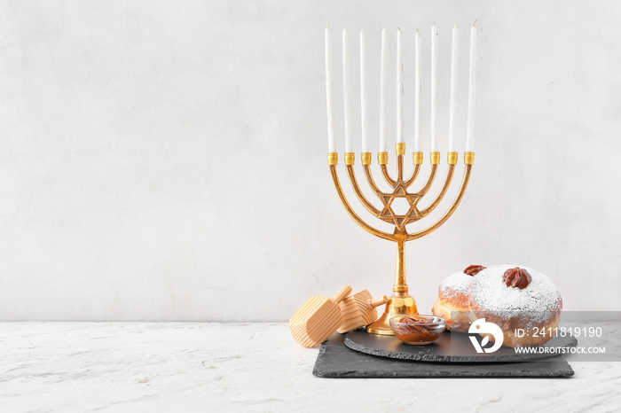 白色背景光明节的Menorah、dreidels和甜甜圈