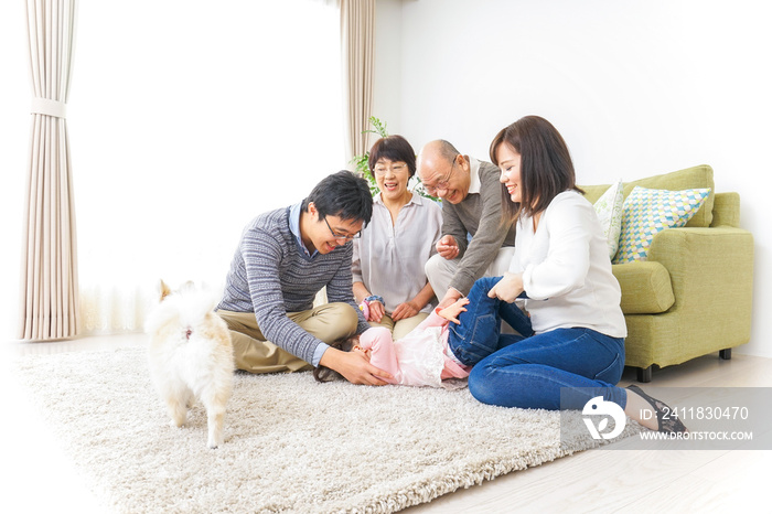 家族で犬と遊ぶ幸せな三世代ファミリー