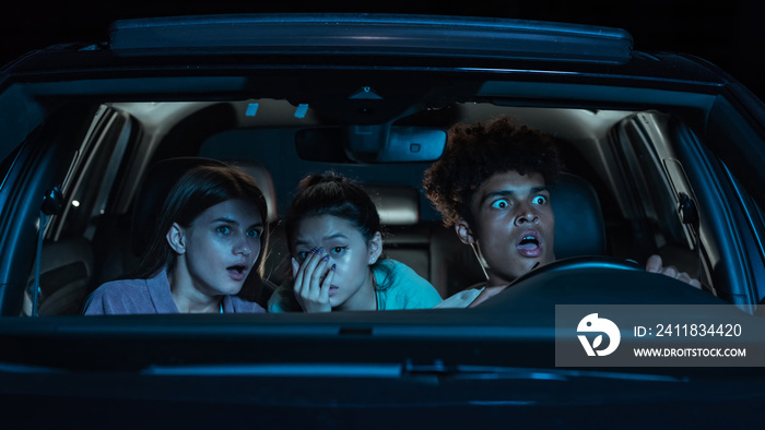 欣赏电影。三个年轻朋友坐在车里看起来情绪激动的肖像