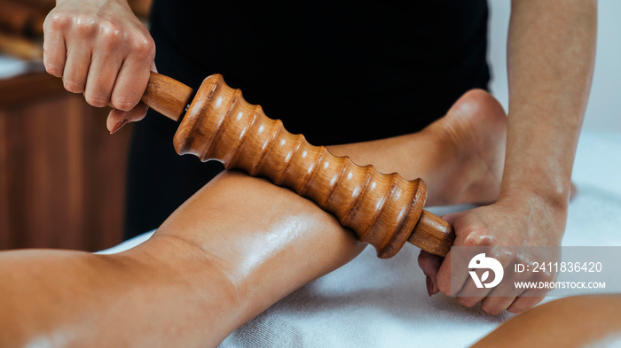 Madero Therapy Massage with Wooden Rolling Pin（马德罗疗法用木制滚针按摩）