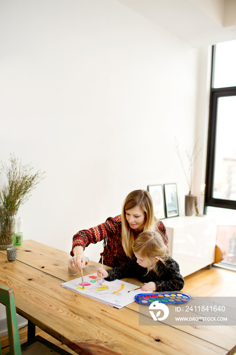 Mother and daughter (4-5) painting picture