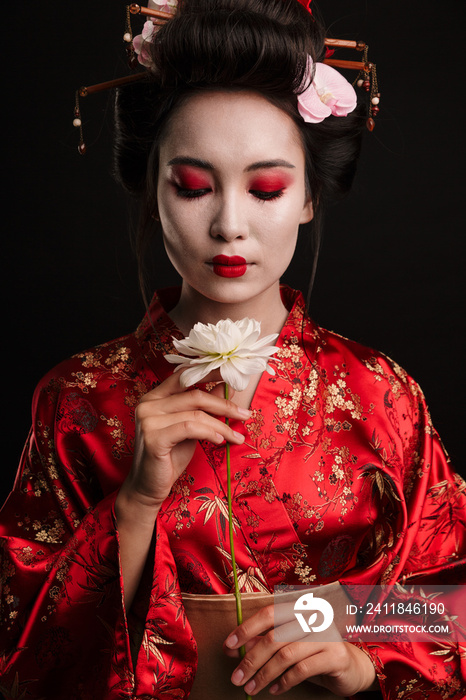 身穿日本和服、手持鲜花的艺妓美女形象