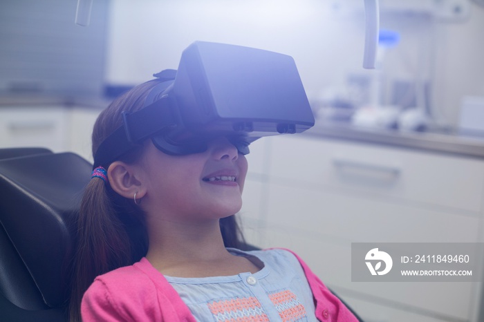 女孩在牙科就诊时使用虚拟现实耳机