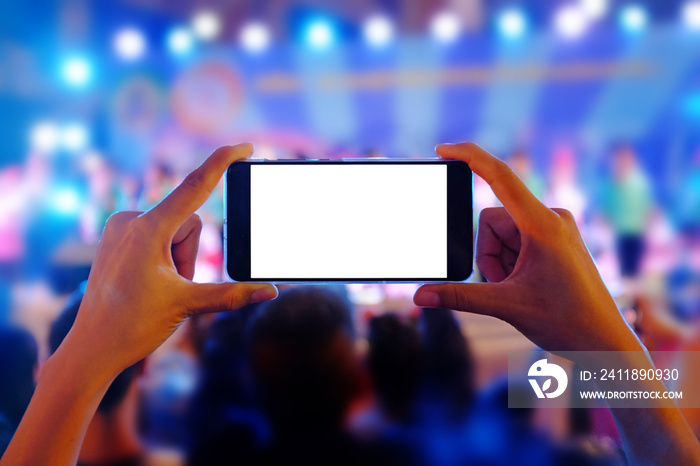 手拿着手机，用空白的白色屏幕录制丰富多彩的现场音乐会。
