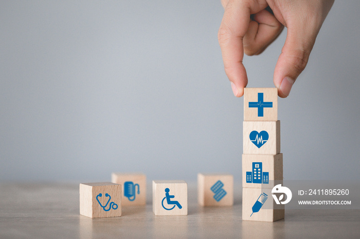 健康保险概念，手工排列木块，与图标医疗保健堆叠在一起。