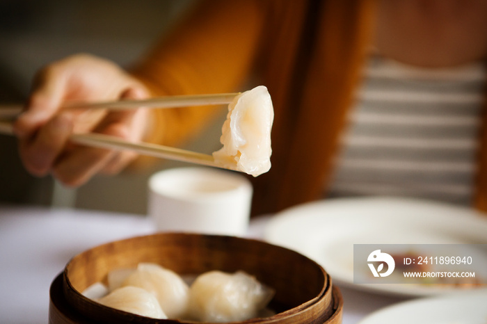 中国饺子夹筷子的特写