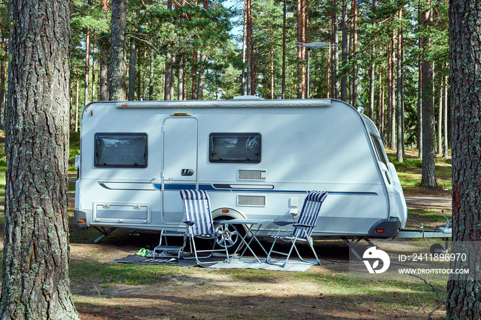 Sehr schönes Camping mit Wohnwagen und Wohnmobil in Schweden in der Natur mit der Familie während de