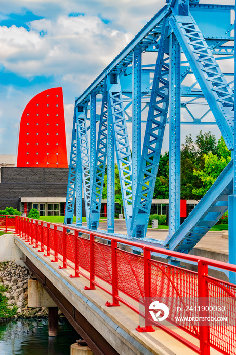 俄亥俄州托莱多市色彩鲜艳的华盛顿街大桥和建筑，特写。