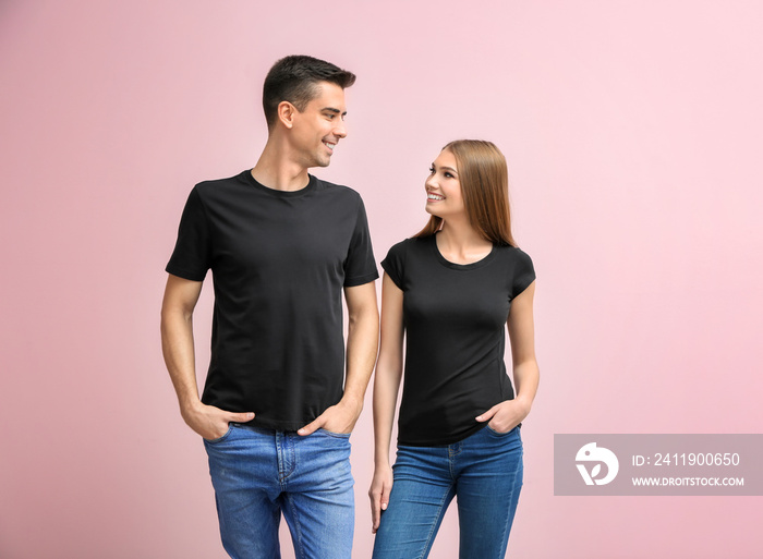 年轻的女人和男人穿着彩色背景的黑色t恤。设计模型