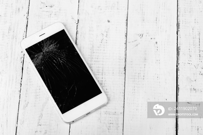 木制背景下破碎的iPhone