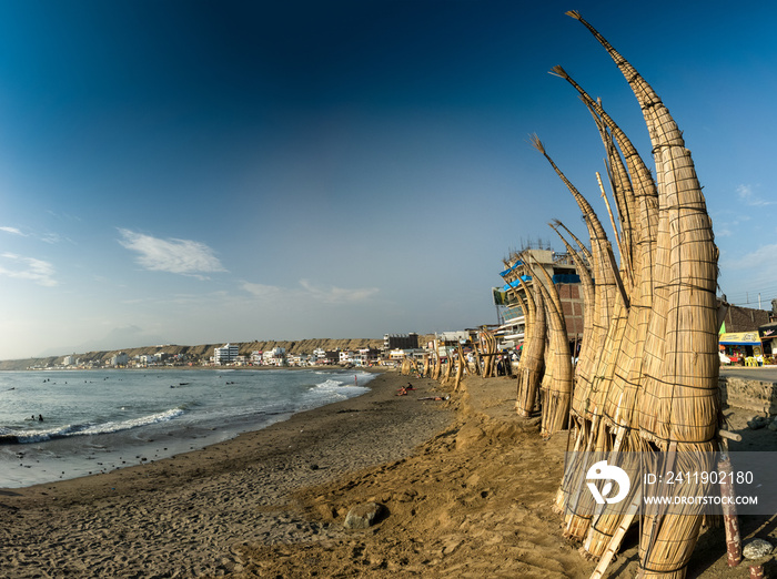 Caballito de Totoras am Strand von Huanchaco bei Trujillo，秘鲁