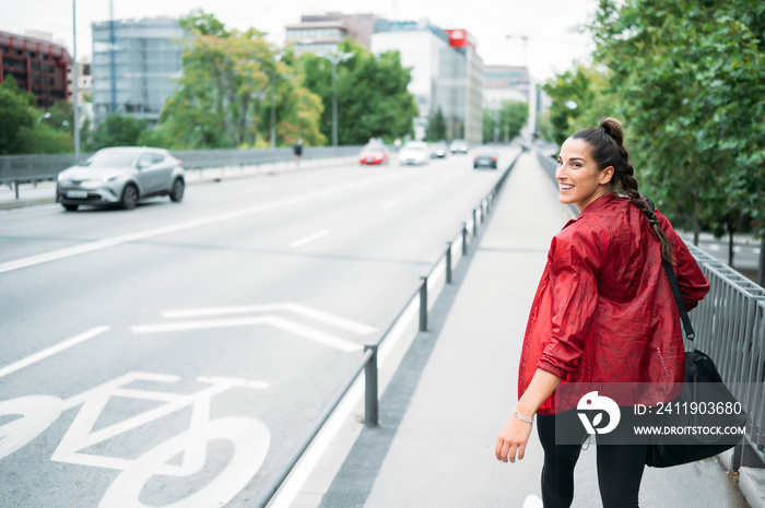 女人在去健身房的路上回头看。