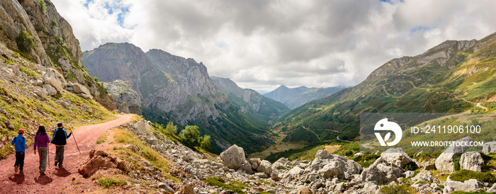 Ruta senderista por el parque nacional de Somiedo, Asturias, España.