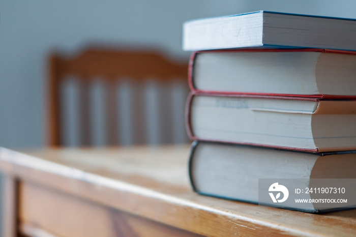 Bücherstapel auf dem Tisch