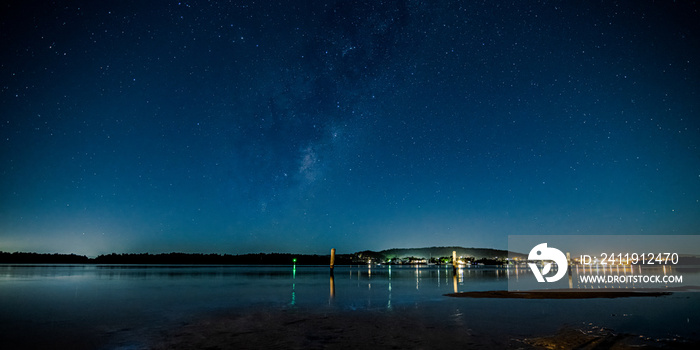 带牛奶通道的海湾夜景