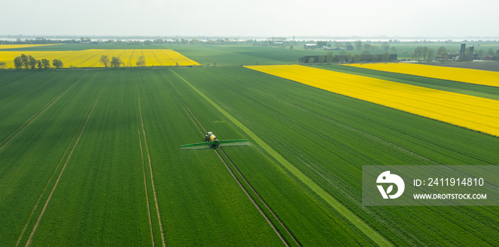 Feldspritze的Traktor beim Ausbringen von Pflanzenschutzmittel gegen Pestizid