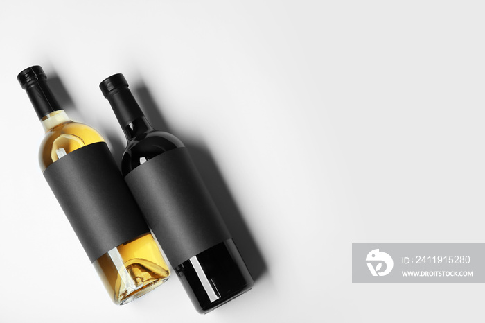 浅背景上有空白标签的葡萄酒瓶。设计模型
