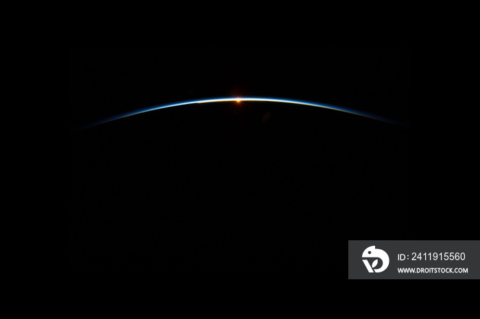 地球上空的日出观测。从太空观察地球。这张照片的元素提供了
