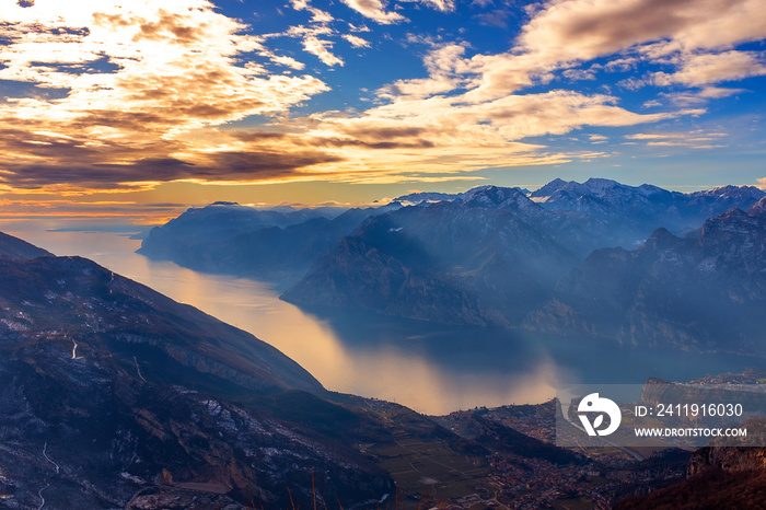 Il lago di Garda con il monte Baldo dalla val di Gresta