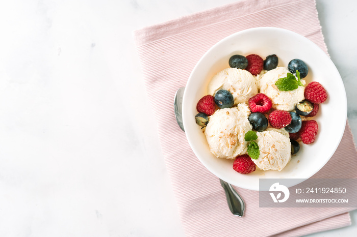 Top view of vanilla ice cream with berries