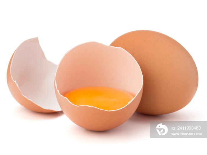 蛋壳中的碎鸡蛋和白色背景上分离的生鸡蛋