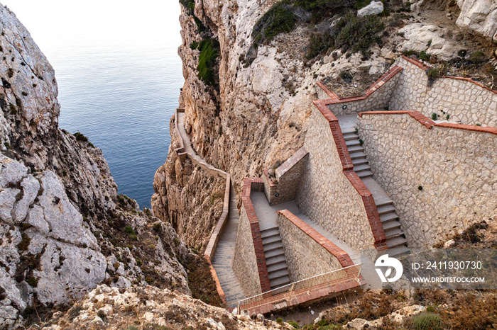 630级台阶通往位于卡波·卡西亚的内图诺石窟（Neptunes Grotto）。Alghero，Sassari，Sardini