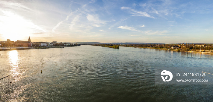日落时德国美因茨和威斯巴登市莱茵河全景